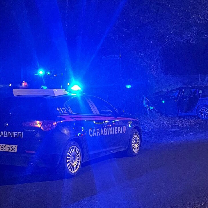 Auto finisce fuori strada: grave automobilista di 44 anni