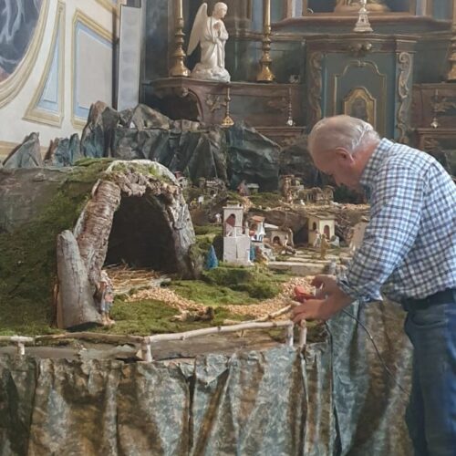 Tradizione e mani sapienti dietro al presepe: la Natività costruita con generosità a Cascinagrossa