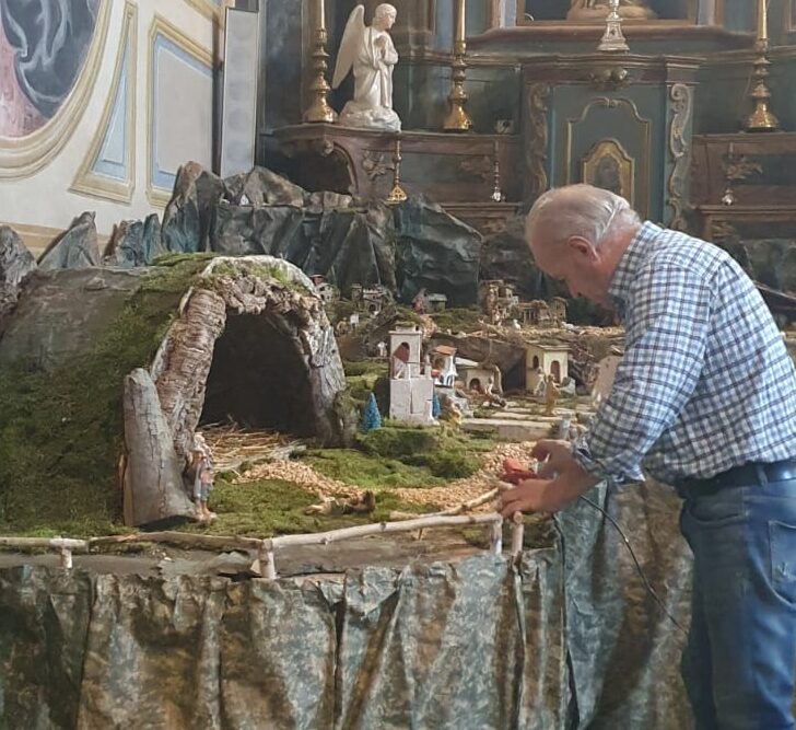 Tradizione e mani sapienti dietro al presepe: la Natività costruita con generosità a Cascinagrossa