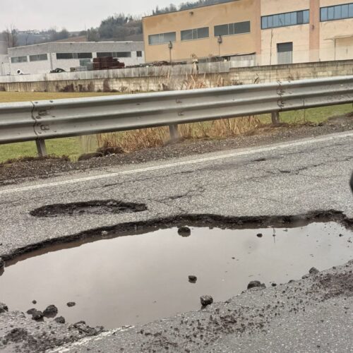 Segnalato grosso buco sulla provinciale 31 a San Salvatore