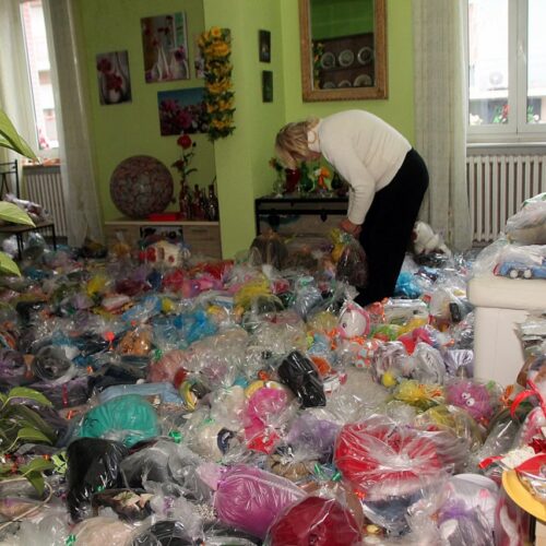 Un tappeto di regali per i bambini: Angela è pronta per l’albero solidale del 24 dicembre