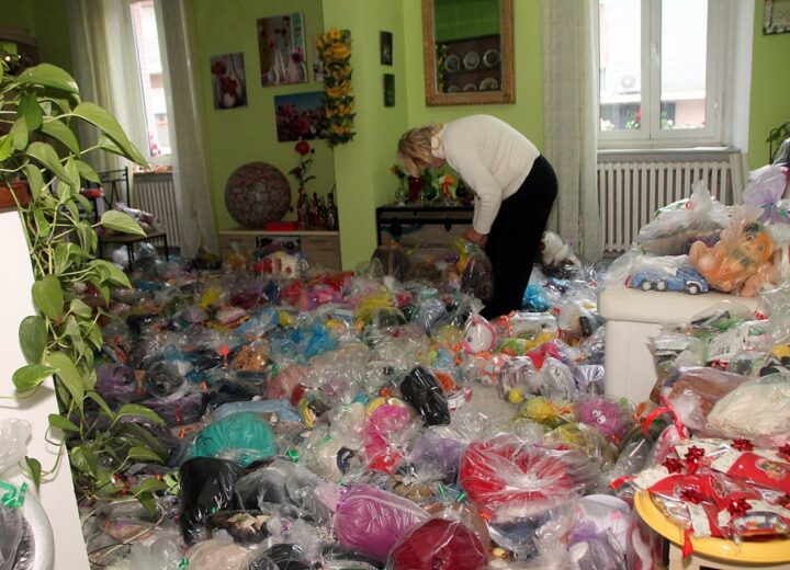 Un tappeto di regali per i bambini: Angela è pronta per l’albero solidale del 24 dicembre