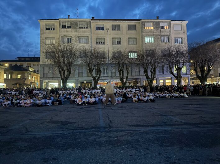 “Il canto per la pace” dei bambini di Valenza. 650 alunni riempiono piazza Gramsci