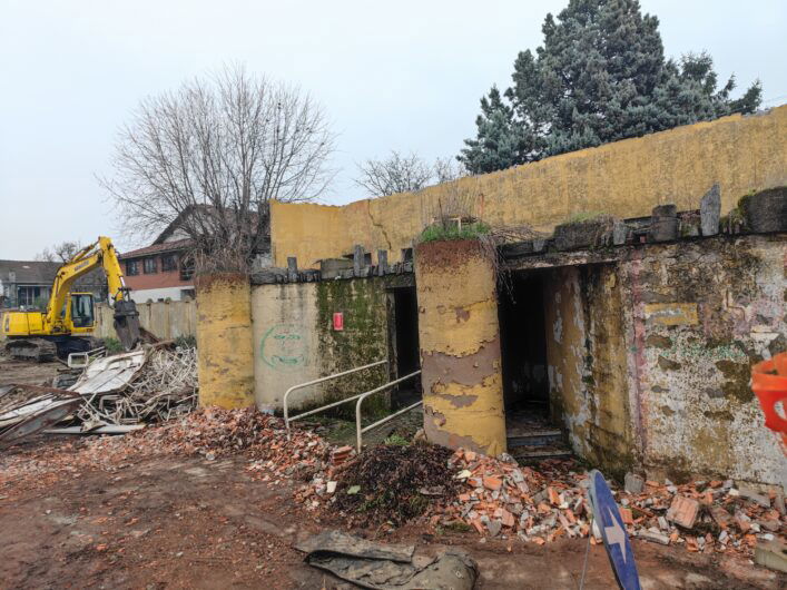 Addio all’ex locale Abanico di Castelceriolo: al suo posto un parcheggio e una piazza “da intitolare a Pertini”