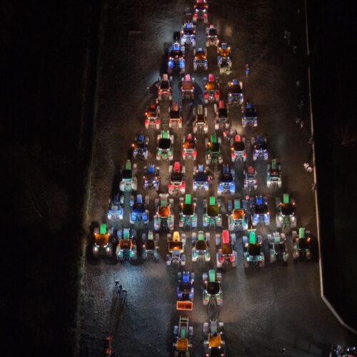 Un altro albero colorato composto da 50 trattori: l’iniziativa realizzata a Casal Cermelli