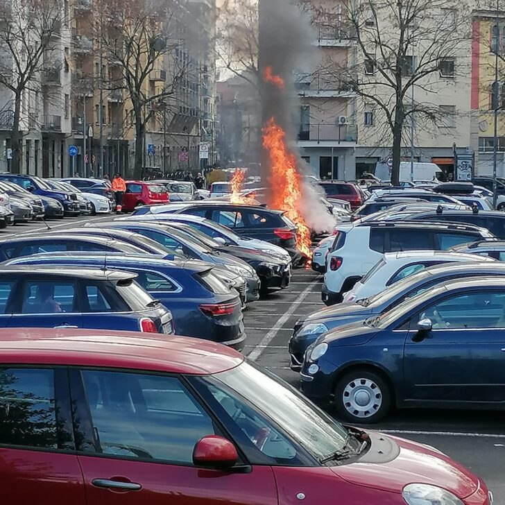 Auto in fiamme in piazza Gobetti, intervento dei Vigili del Fuoco ad Alessandria