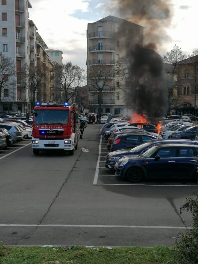 Auto in fiamme in piazza Gobetti, intervento dei Vigili del Fuoco ad Alessandria