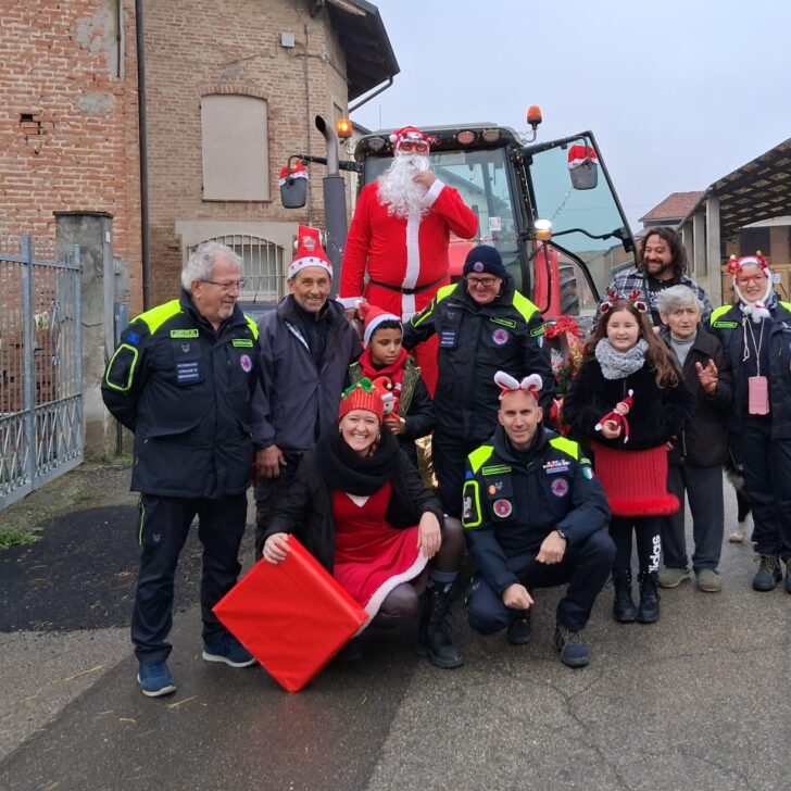 A Bergamasco Babbo Natale è arrivato con la slitta trainata dal trattore