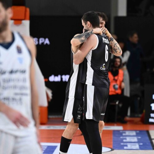 Bertram Derthona piega Sassari dopo due overtime: gioia bianconera alla Nova Arena