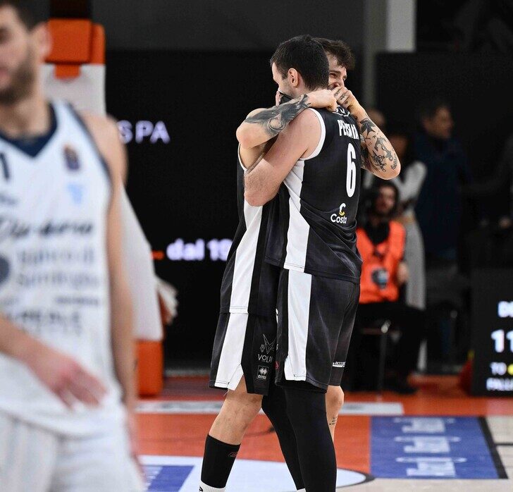 Bertram Derthona piega Sassari dopo due overtime: gioia bianconera alla Nova Arena