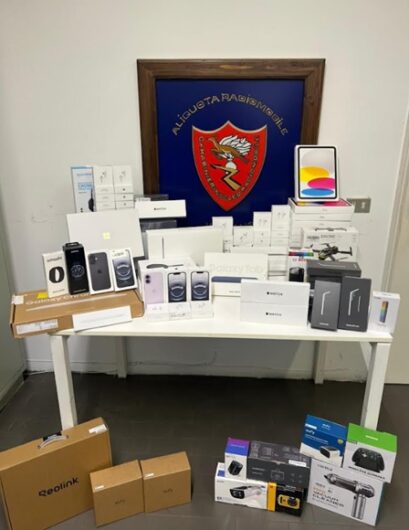 In auto due borsoni pieni di cellulari e dispositivi hi-tech: denunciati due giovani a Vigevano