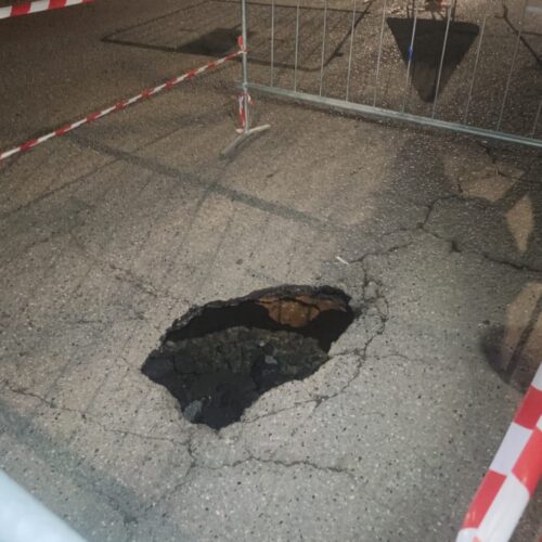 Profonda buca in viale Cellini a Valenza: strada chiusa al traffico