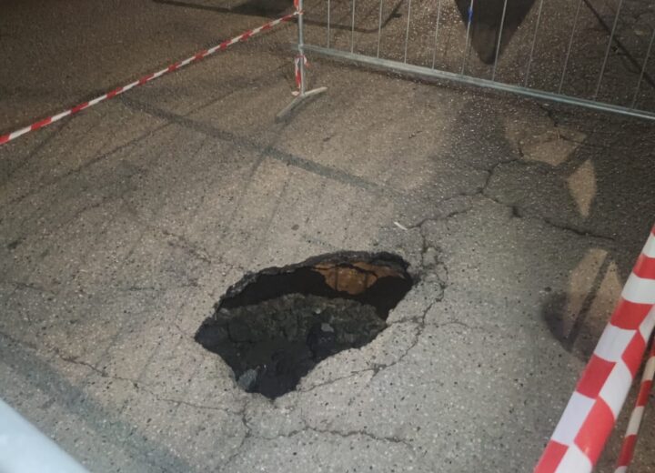 Profonda buca in viale Cellini a Valenza: strada chiusa al traffico