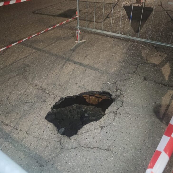 Profonda buca in viale Cellini a Valenza: strada chiusa al traffico