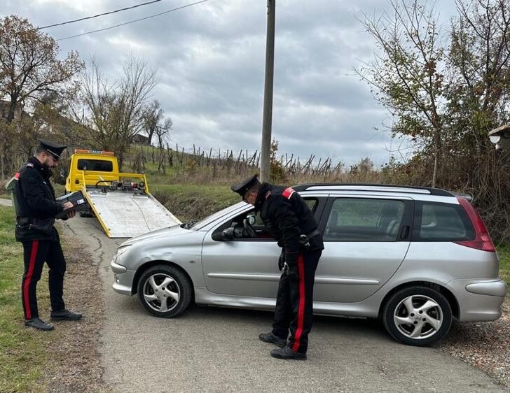 Fugge all’alt dei Carabinieri: per l’automobilista scattano denuncia, sequestro dell’auto e maxi multa