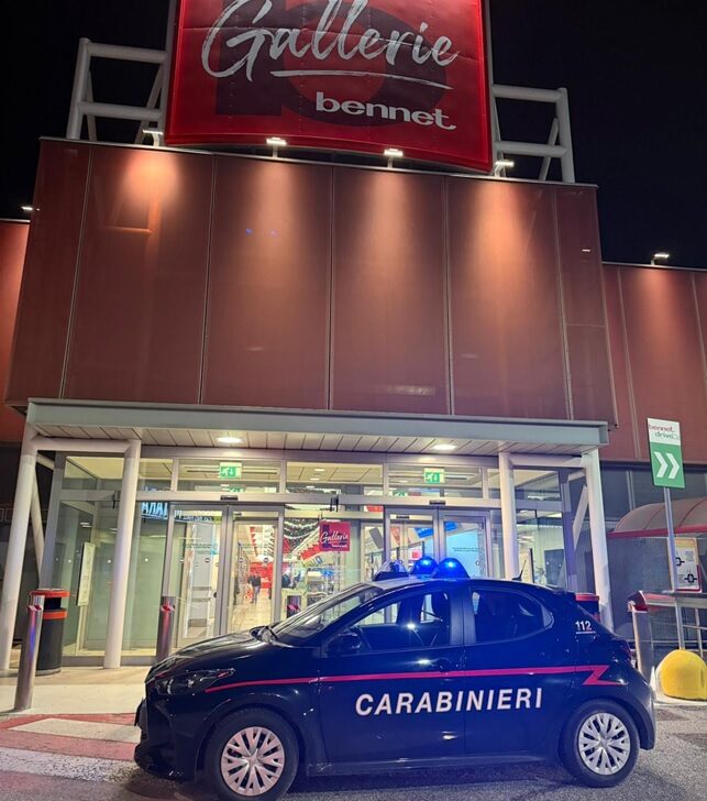 Distraggono una donna nel parcheggio di un supermercato di Parona e le rubano la borsa: denunciati