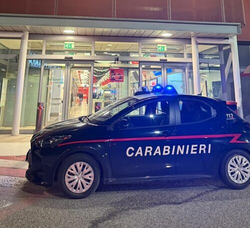 Distraggono una donna nel parcheggio di un supermercato di Parona e le rubano la borsa: denunciati