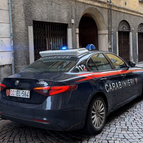 Ordina cibo a domicilio e poi minaccia il rider con una pistola
