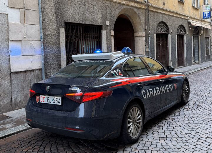 Ordina cibo a domicilio e poi minaccia il rider con una pistola