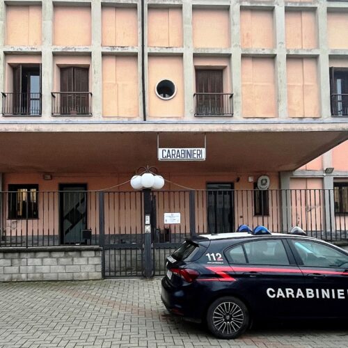Per le strade di Sale con una bottiglia rotta in mano: arrestato dai Carabinieri