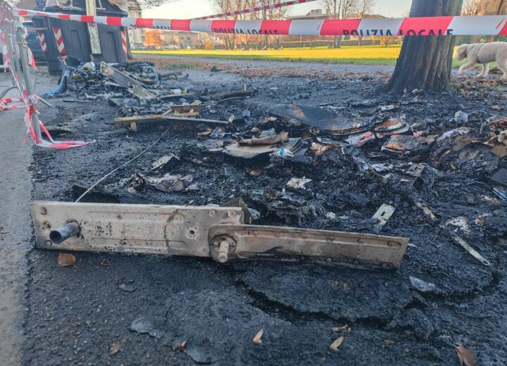 Cassonetti in fiamme in via Sacco, al quartiere Cristo di Alessandria