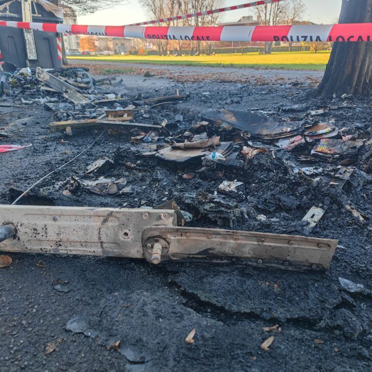 Cassonetti in fiamme in via Sacco, al quartiere Cristo di Alessandria