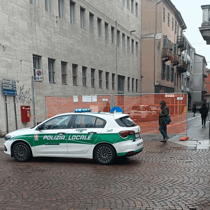 Via Mazzini chiusa ad Alessandria giovedì e venerdì per la rimozione di un ponteggio: traffico congestionato
