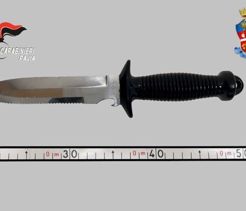 In centro a Pavia con un coltello da caccia nel giubbotto: denunciato a Pavia