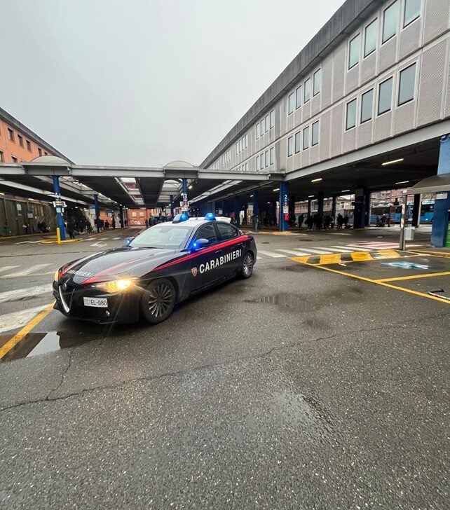 Controlli dei Carabinieri all’autostazione di Pavia: identificati oltre 20 giovani