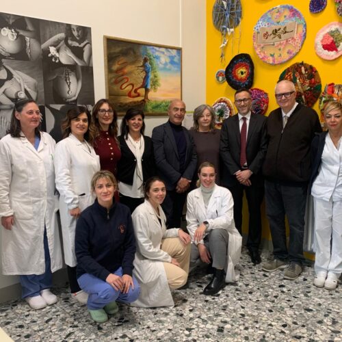 Un quadro sulla forza delle donne donato al reparto di Ostetricia e Ginecologia dell’Ospedale di Alessandria