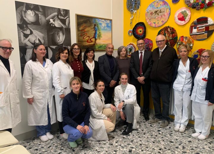 Un quadro sulla forza delle donne donato al reparto di Ostetricia e Ginecologia dell’Ospedale di Alessandria