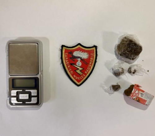 Diciottenne denunciato: in casa 46 grammi di hashish