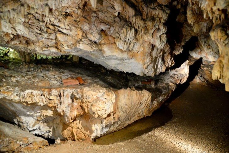 I magnifici colori del ventre della terra: la grotta dei Dossi a Villanova Mondovì – Piemonte da Scoprire