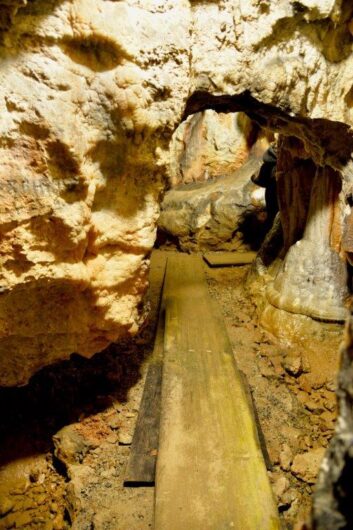 I magnifici colori del ventre della terra: la grotta dei Dossi a Villanova Mondovì – Piemonte da Scoprire