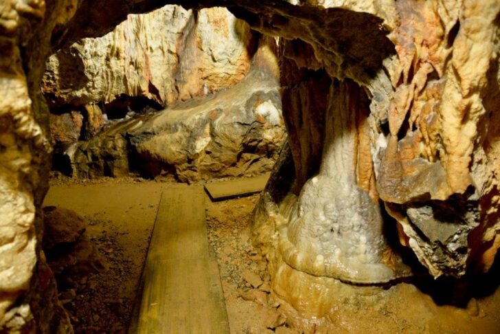 I magnifici colori del ventre della terra: la grotta dei Dossi a Villanova Mondovì – Piemonte da Scoprire