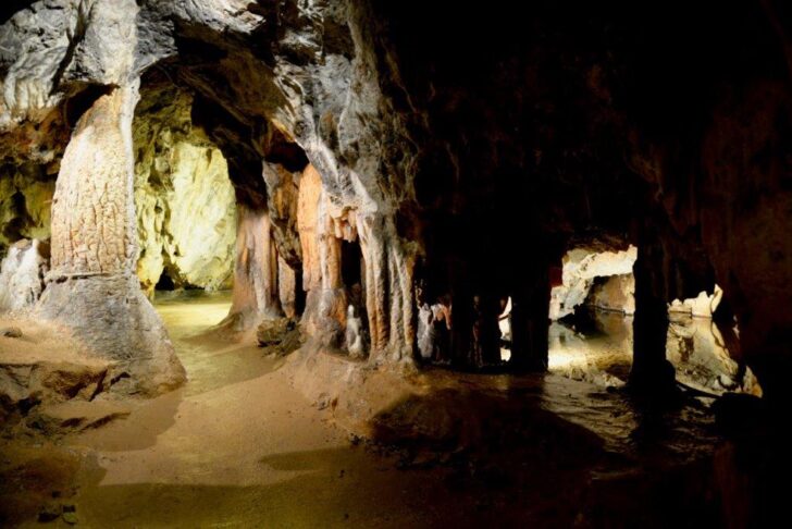 I magnifici colori del ventre della terra: la grotta dei Dossi a Villanova Mondovì – Piemonte da Scoprire