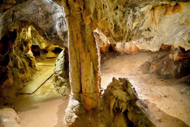 I magnifici colori del ventre della terra: la grotta dei Dossi a Villanova Mondovì – Piemonte da Scoprire