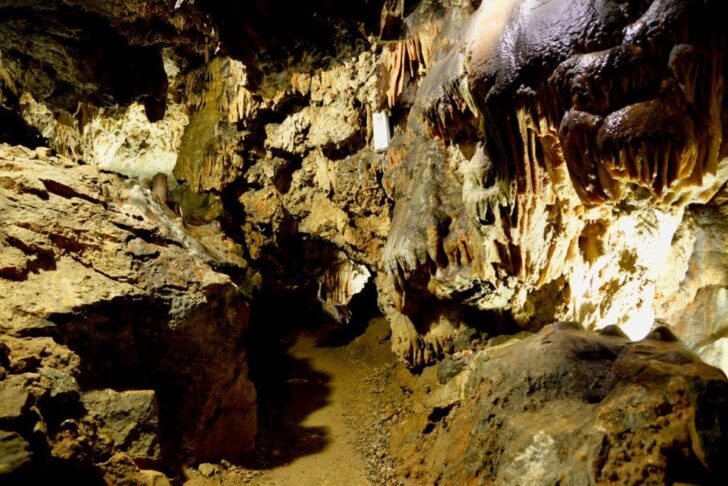 I magnifici colori del ventre della terra: la grotta dei Dossi a Villanova Mondovì – Piemonte da Scoprire