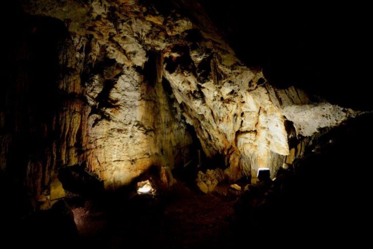 I magnifici colori del ventre della terra: la grotta dei Dossi a Villanova Mondovì – Piemonte da Scoprire