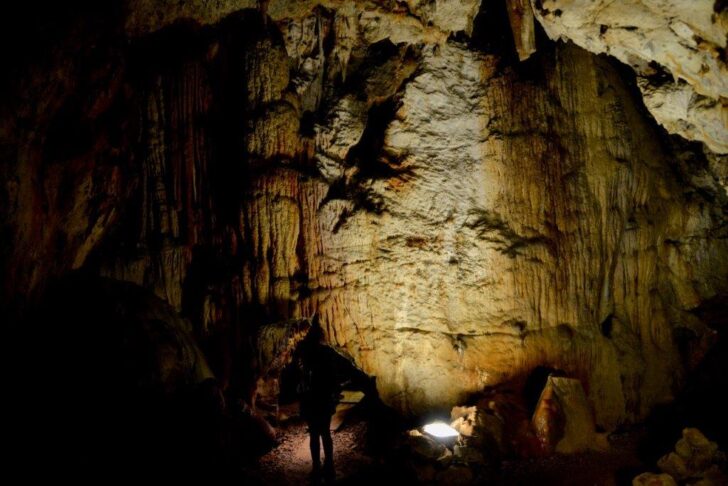 I magnifici colori del ventre della terra: la grotta dei Dossi a Villanova Mondovì – Piemonte da Scoprire