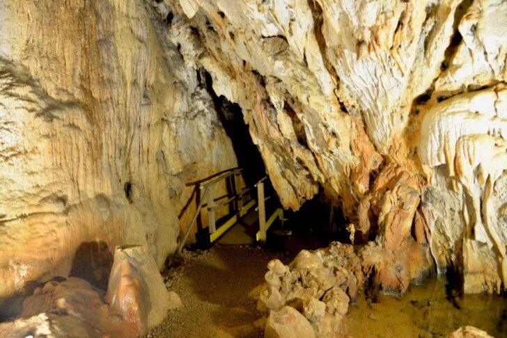 I magnifici colori del ventre della terra: la grotta dei Dossi a Villanova Mondovì – Piemonte da Scoprire