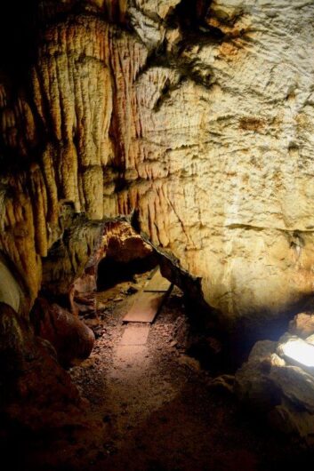 I magnifici colori del ventre della terra: la grotta dei Dossi a Villanova Mondovì – Piemonte da Scoprire
