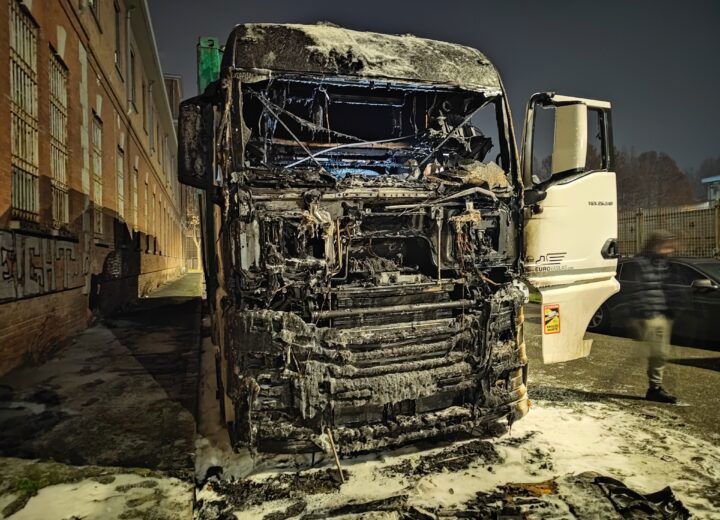 A fuoco un camion e due cassonetti in due vie vicine ad Alessandria: possibile origine dolosa
