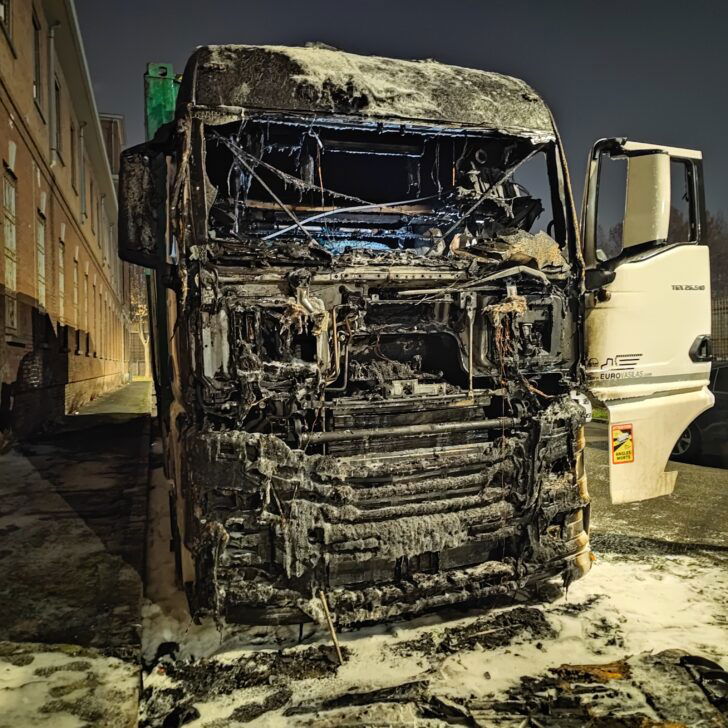 A fuoco un camion e due cassonetti in due vie vicine ad Alessandria: possibile origine dolosa