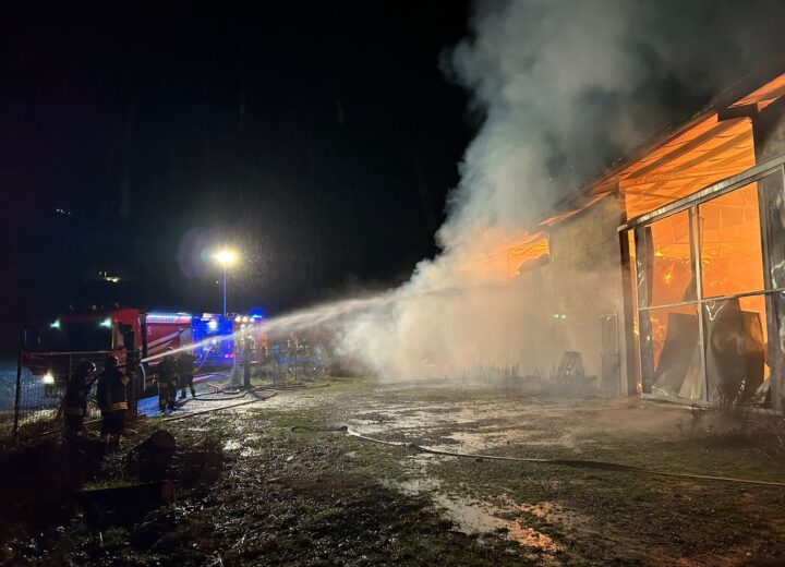 Ad Acqui incendio di un capannone con 300 rotoballe di fieno: l’intervento dei Vigili del Fuoco