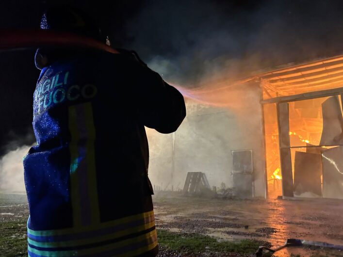 Ad Acqui incendio di un capannone con 300 rotoballe di fieno: l’intervento dei Vigili del Fuoco