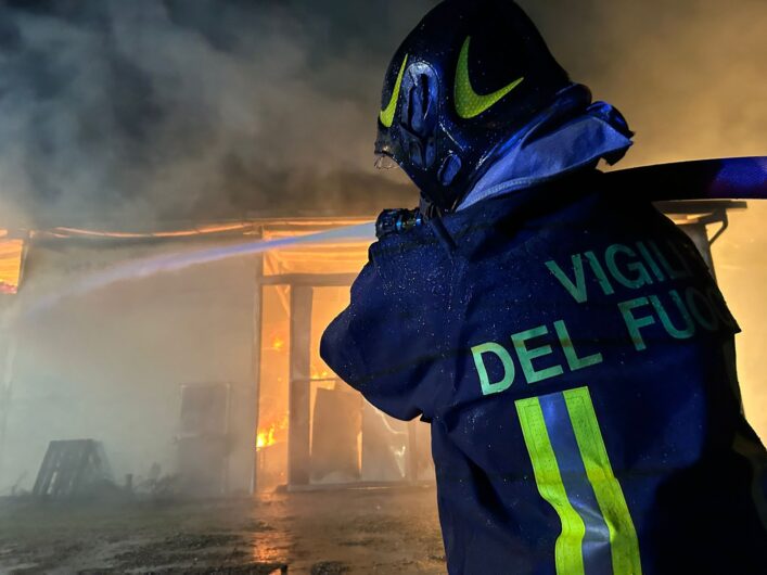 Ad Acqui incendio di un capannone con 300 rotoballe di fieno: l’intervento dei Vigili del Fuoco