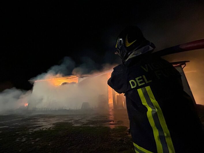 Ad Acqui incendio di un capannone con 300 rotoballe di fieno: l’intervento dei Vigili del Fuoco