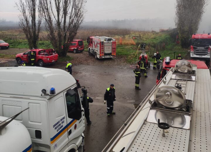 Incendio in un capannone di Casal Cermelli: in campo anche la Protezione Civile di Alessandria