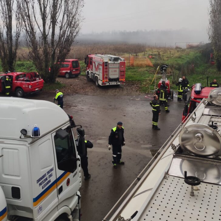 Incendio in un capannone di Casal Cermelli: in campo anche la Protezione Civile di Alessandria